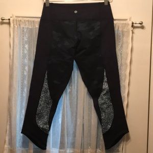 Navy/camo Lulu crops